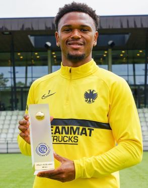 Lois Openda with his trophy